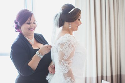 BRIDE WITH HER MOTHER GETTING READY PHOTOS