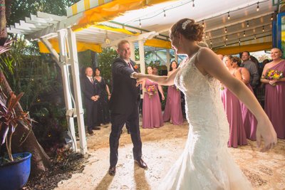 CANDID WEDDING PHOTOS: BRIDE AND GROOM DANCES