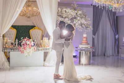 FIRST LOOK: ROMANTIC KISS DURING THE FIRST DANCE