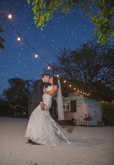 BRIDE AND GROOM: ROMANTIC KISS UNDER THE STARS