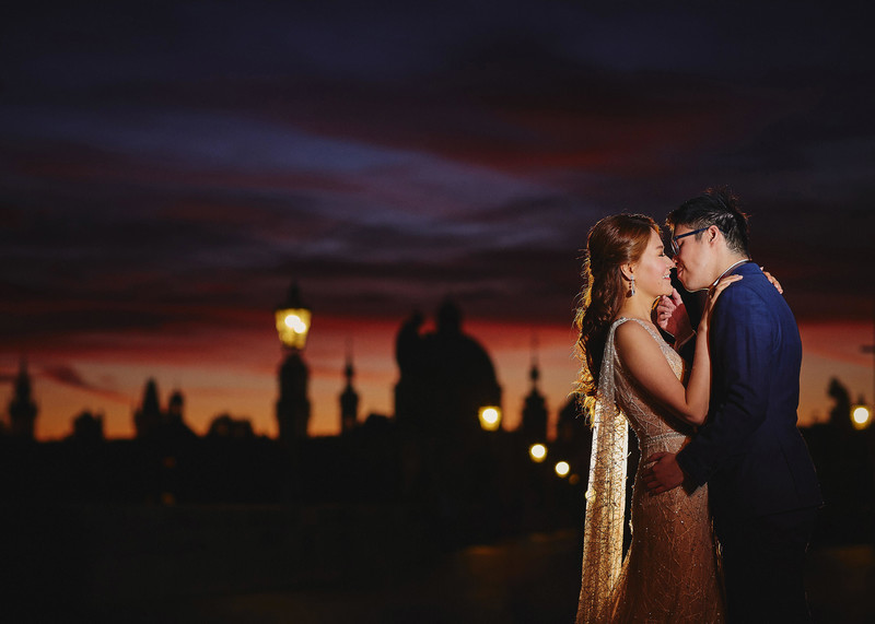 Sexy sunrise intimate kiss - Charles Bridge