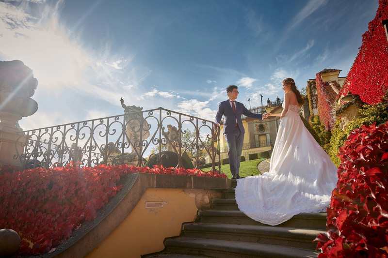 sun flare Vrtba Garden bride & groom portrait