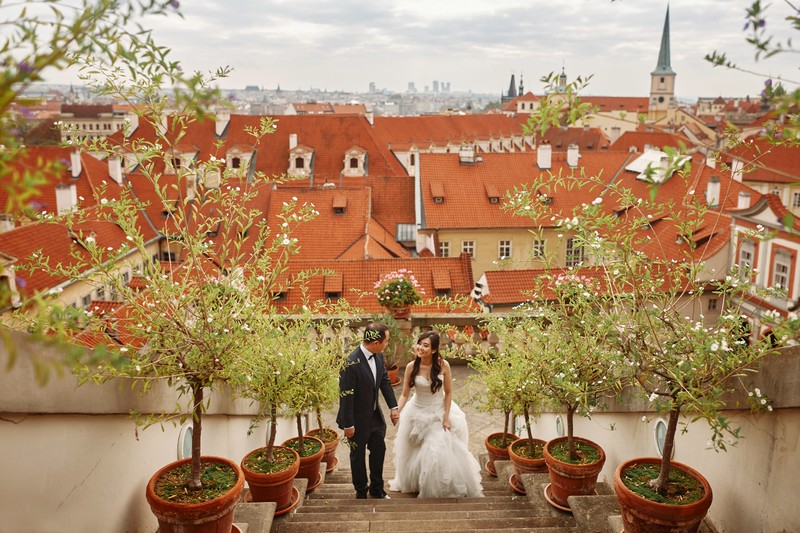 embracing couple Ledebour Garden in Prague