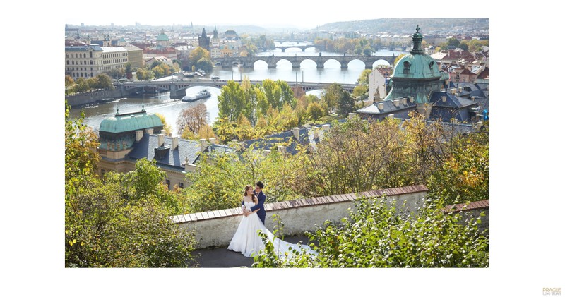 A couples embarce above Prague 
