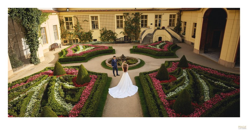 the bride2b posing at the Vrtba Garden