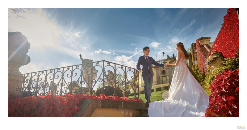 The bride & Groom at the Vrtba Garden