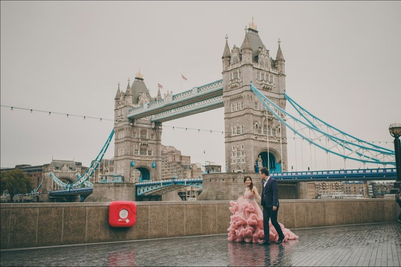 bride & groom walking near the Tower Bridge in London