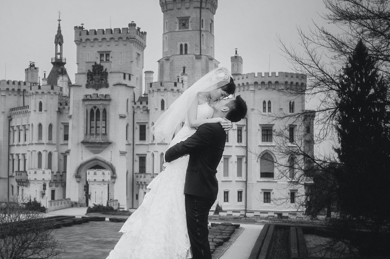 Kissing his bride in front of Castle Hluboka