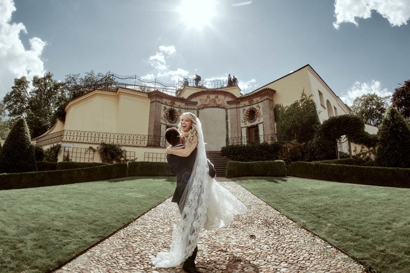 spinning his bride at the Vrtba Garden