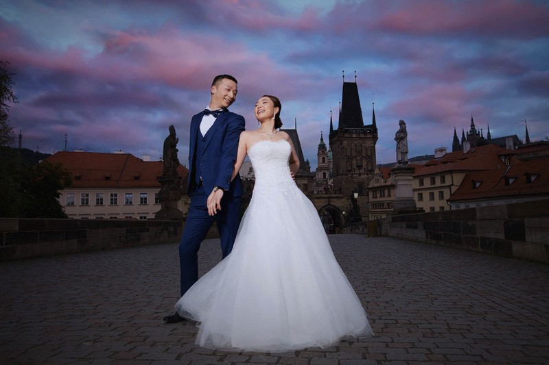 gorgeous pre weddings Prague Charles Bridge