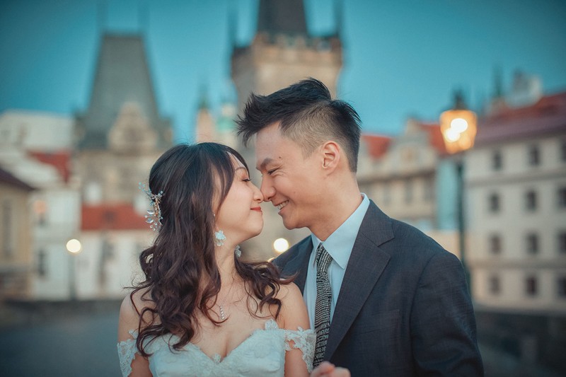 Young Hong Kong bride & groom atop Charles Bridge Wedding Photo