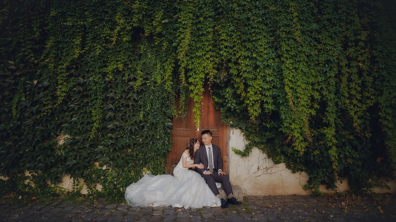 Hong Kong bride & groom enjoying the scenery of Prague