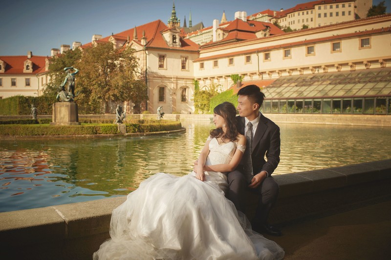 Hong Kong bride & groom enjoying the Wallenstein Garden in Prague