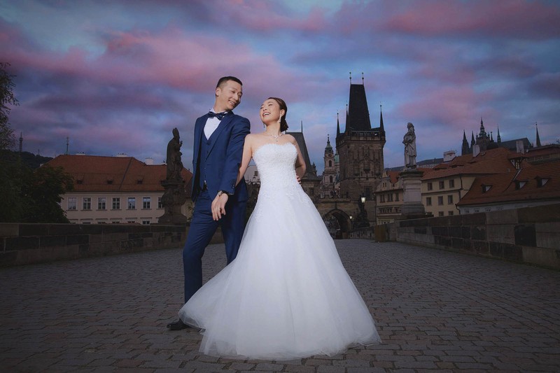 gorgeous pre weddings Prague Charles Bridge