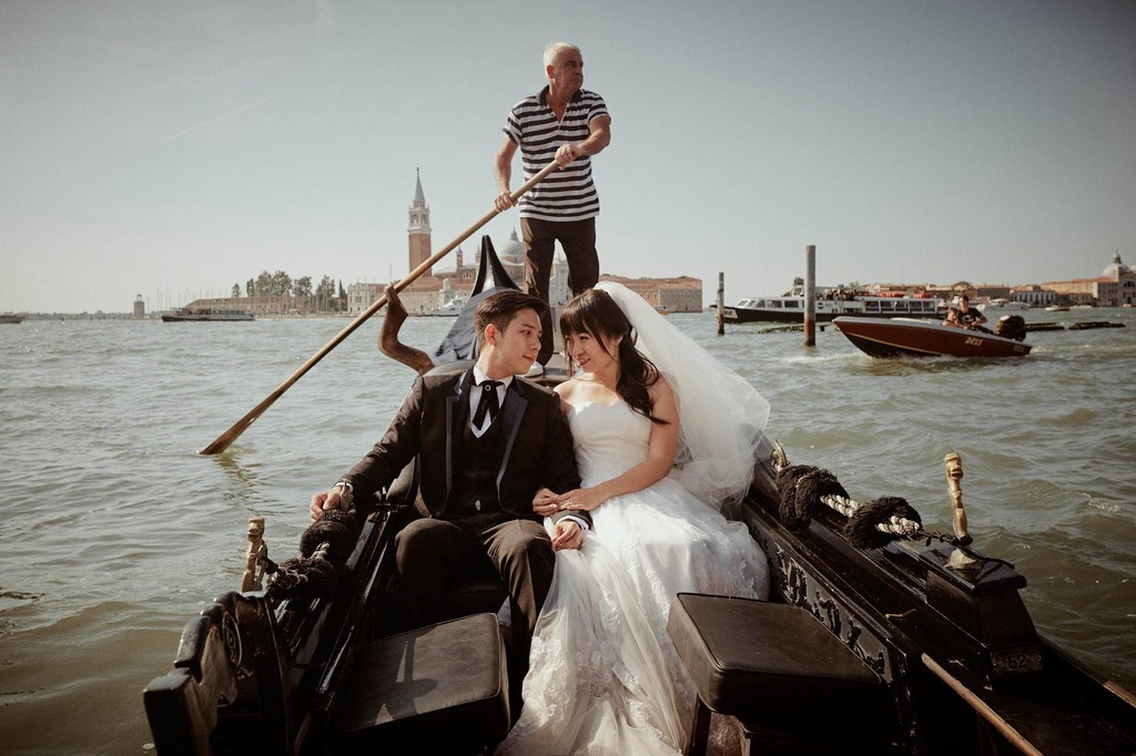 Romantic Gondola Ride: Hong Kong Newlyweds in Venice