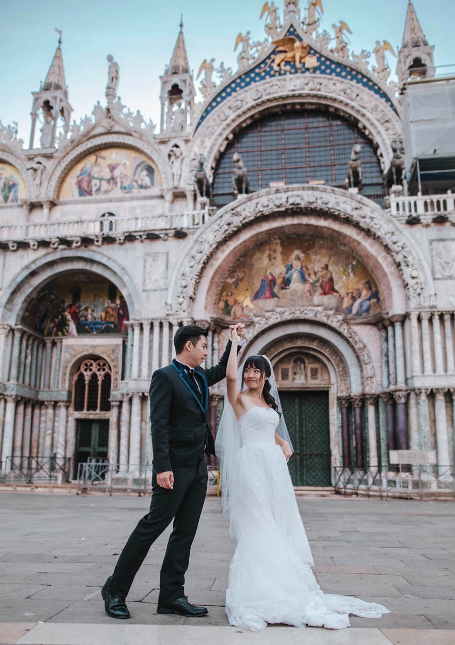 Newlyweds Dancing St. Mark’s Basilica Venice