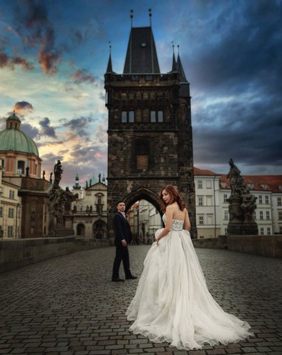 The Gorgeous Singapore Bride & Groom on the Charles Bridge