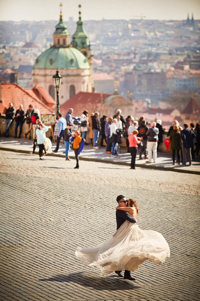 An embrace and a twirl at Prague Castle