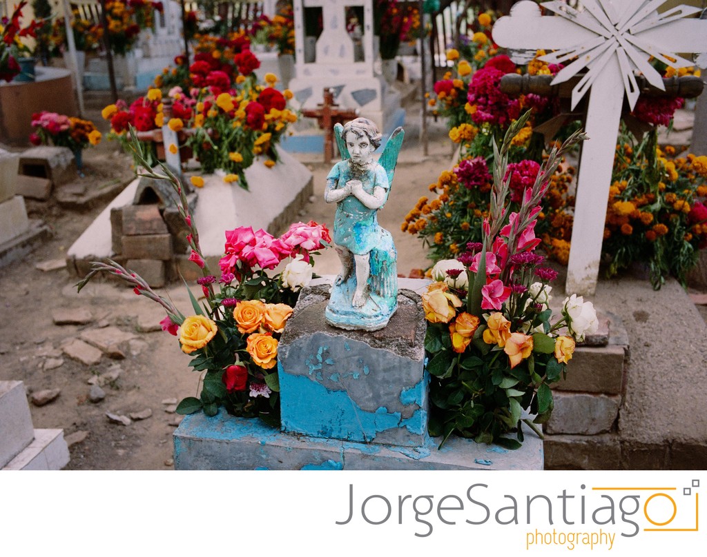 Flowers at the San Antonino Castillo Velasco cemetery.